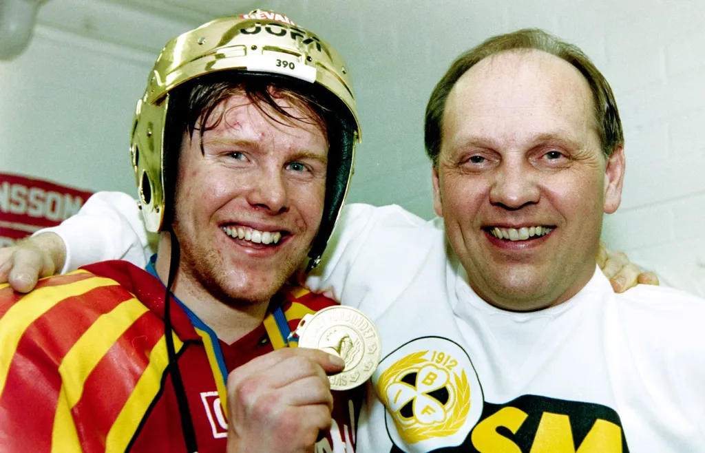 Andreas Dackell och Tommy Sandlin firar SM-guldet med Brynäs 1993