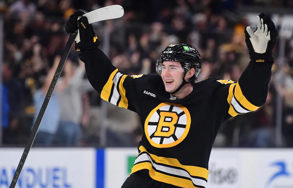 Fraser Minten skriver på ett sjuårskontrakt i Boston Bruins.