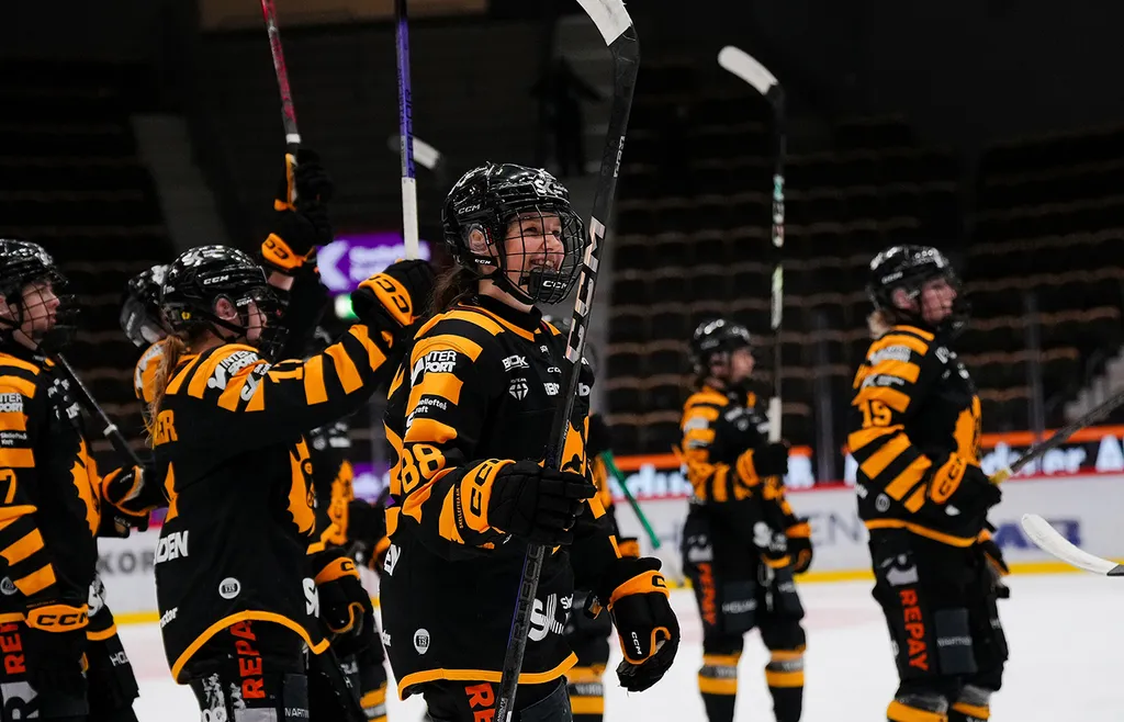 Skellefteås Malou Berggren jublar under mötet med HV71 6 december