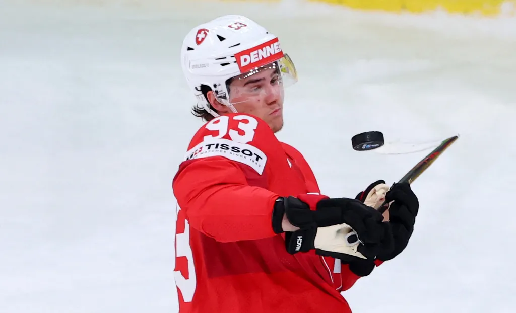 Theo Rochette skriver NHL-kontrakt med Detroit. Foto: REUTERS/Denis Balibouse