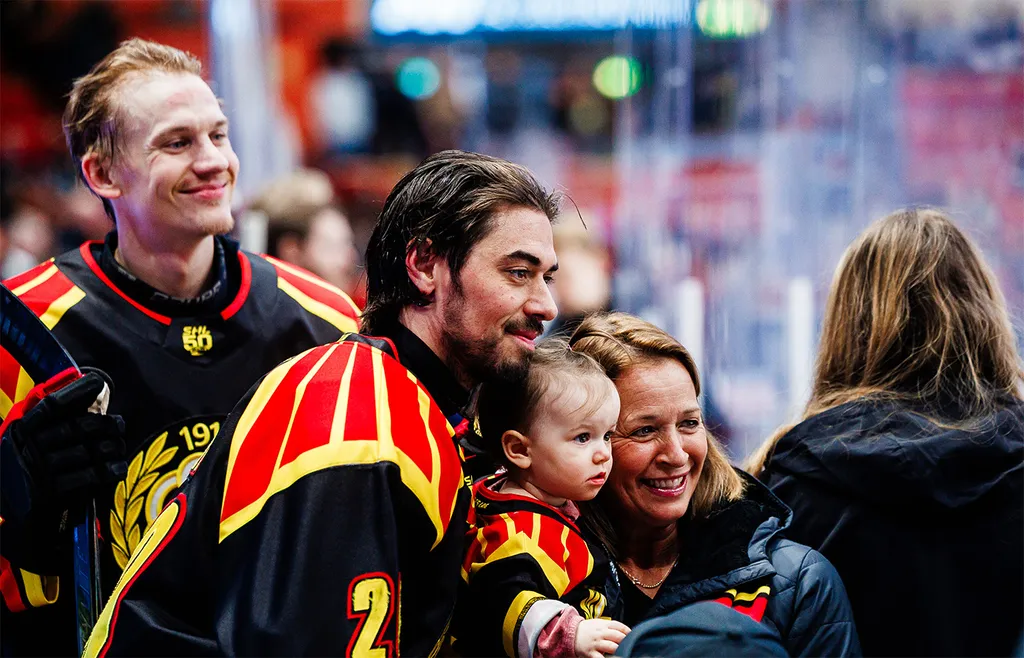 Oskar Lindblom och Tyler Vesel tar bilder med Brynäs-fans