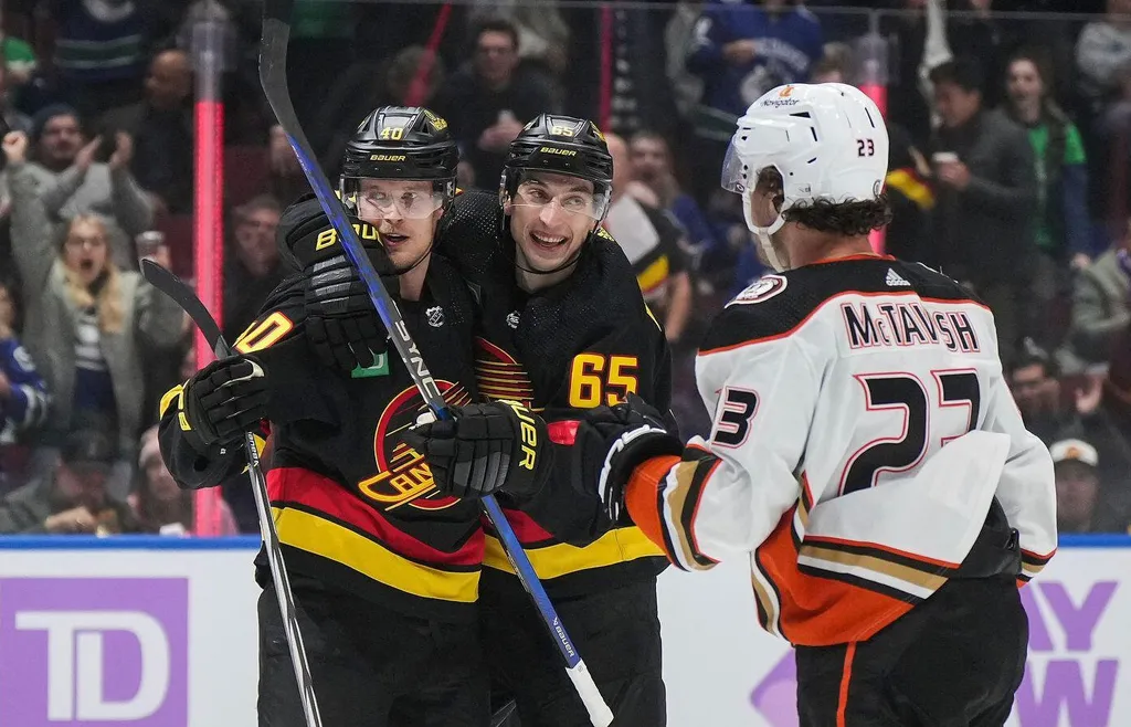 Elias Pettersson trivs mot Anaheim Ducks