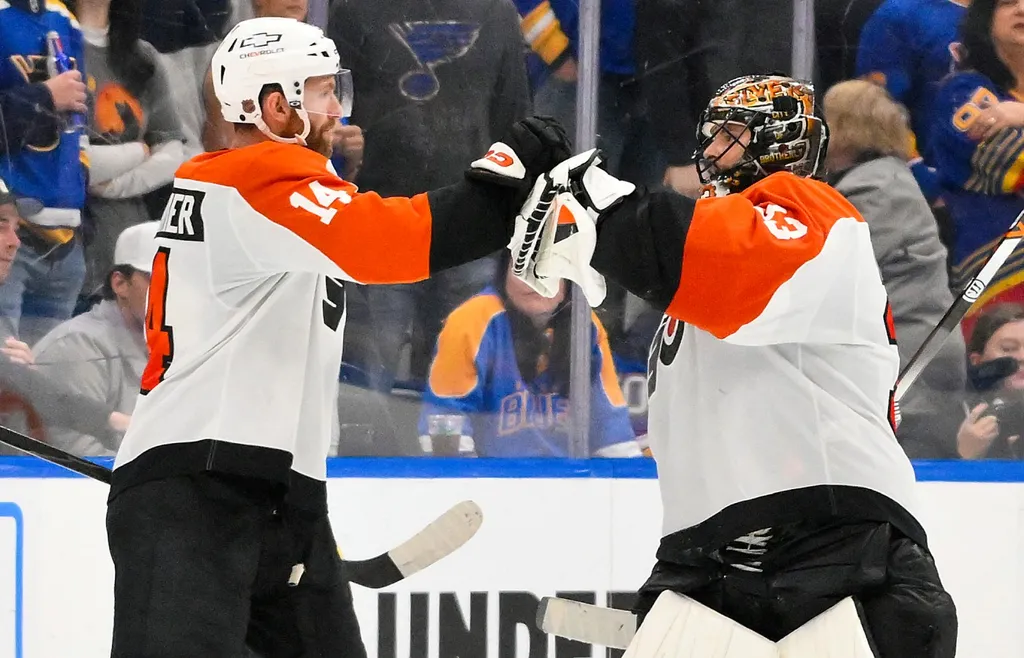 Sean Couturier och Samuel Ersson firar segern mot St. Louis Blues i helgen