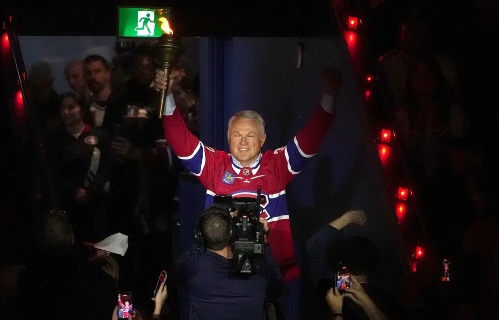 Claude Lemieux som fackelbärare i Montréal natten mot tisdag den här veckan