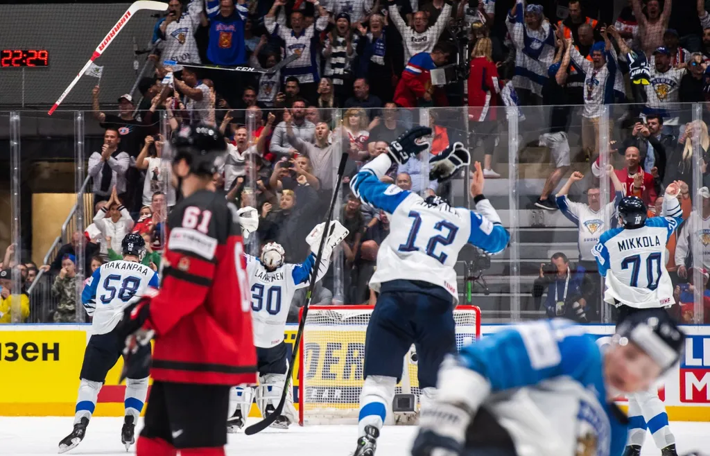Niko Mikkola och de andra finska spelarna firar VM-guldet i Bratislava 2019