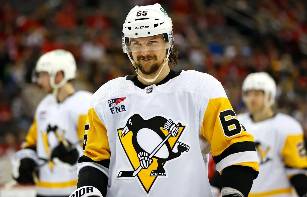 Erik Karlsson har tappat sin förstaplats - men har fortfarande högst baslön av svenskarna