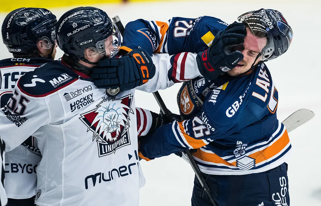Arvid Aronsson i "närkamp" med Emil Larsson.
Foto: Bildbyrån.
