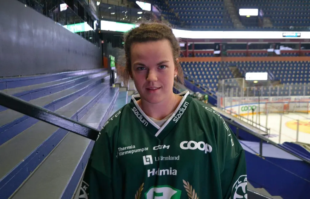 Emma Murén, både sportchef och spelare i Färjestad