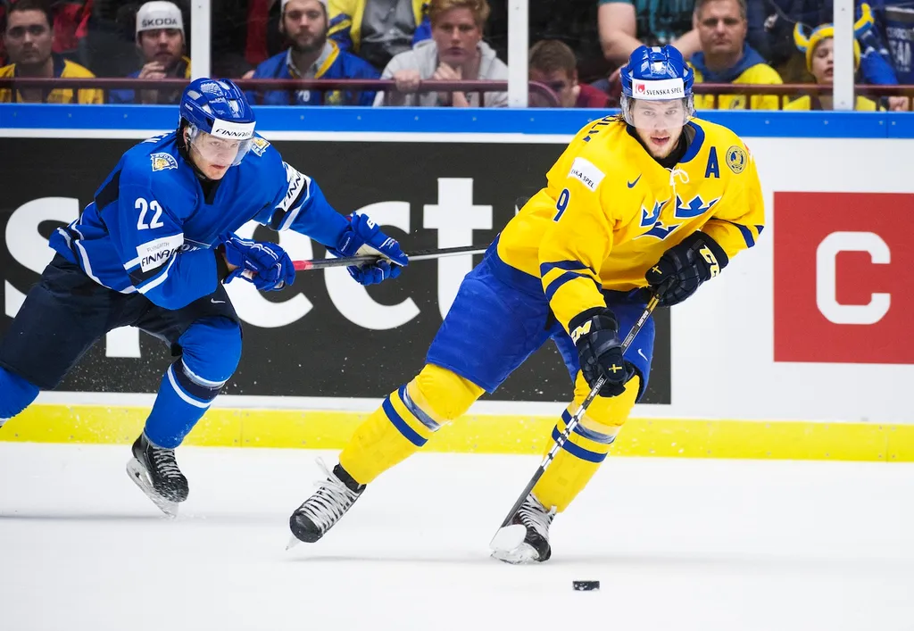 Elias Lindholm i spel för Juniorkronorna i JVM-finalen i Malmö Arena 2014