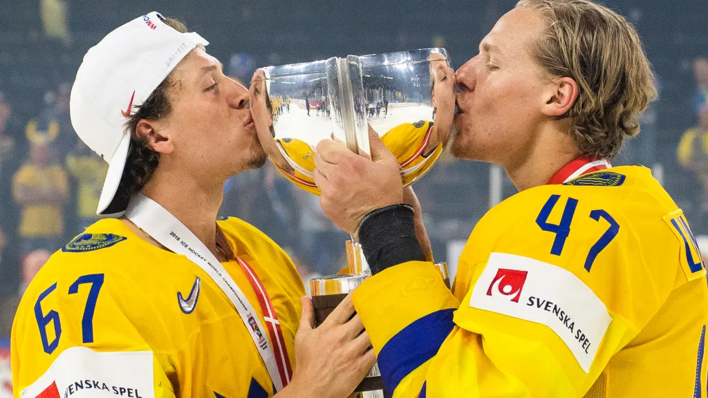 Hampus Lindholm har ett VM-guld. Här firar han med Rickard Rakell