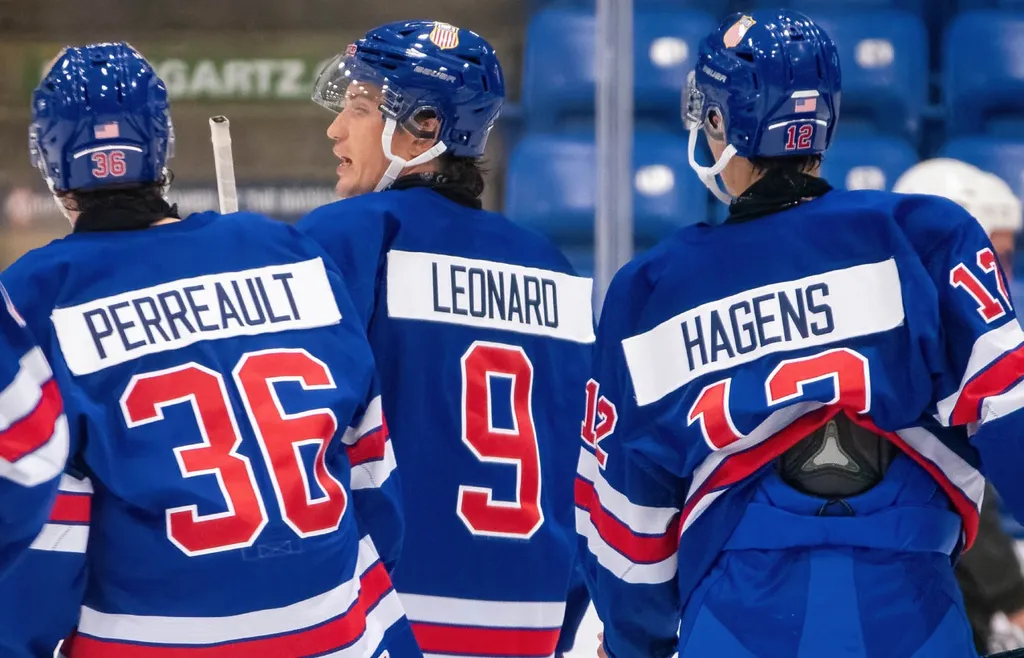 Gabe Perreault, Ryan Leonard och James Hagens spelar till vardags på Boston College – nu tar de med sin fina kemi till JVM