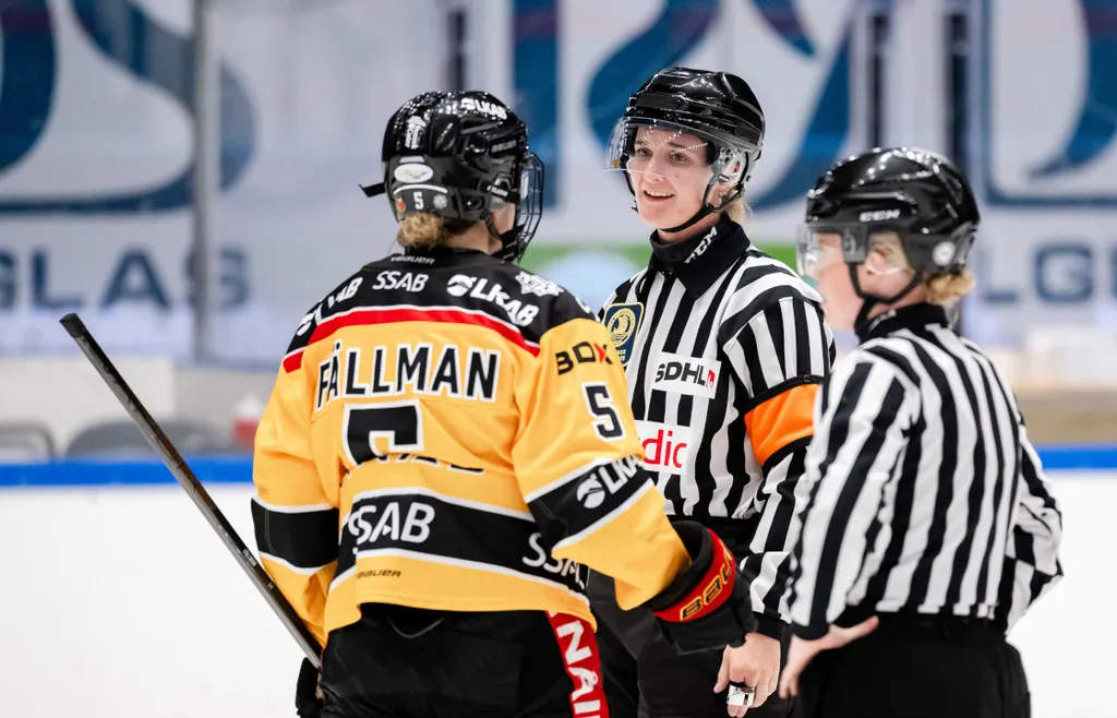 Den tidigare spelaren Sabina Küller dömer i SDHL