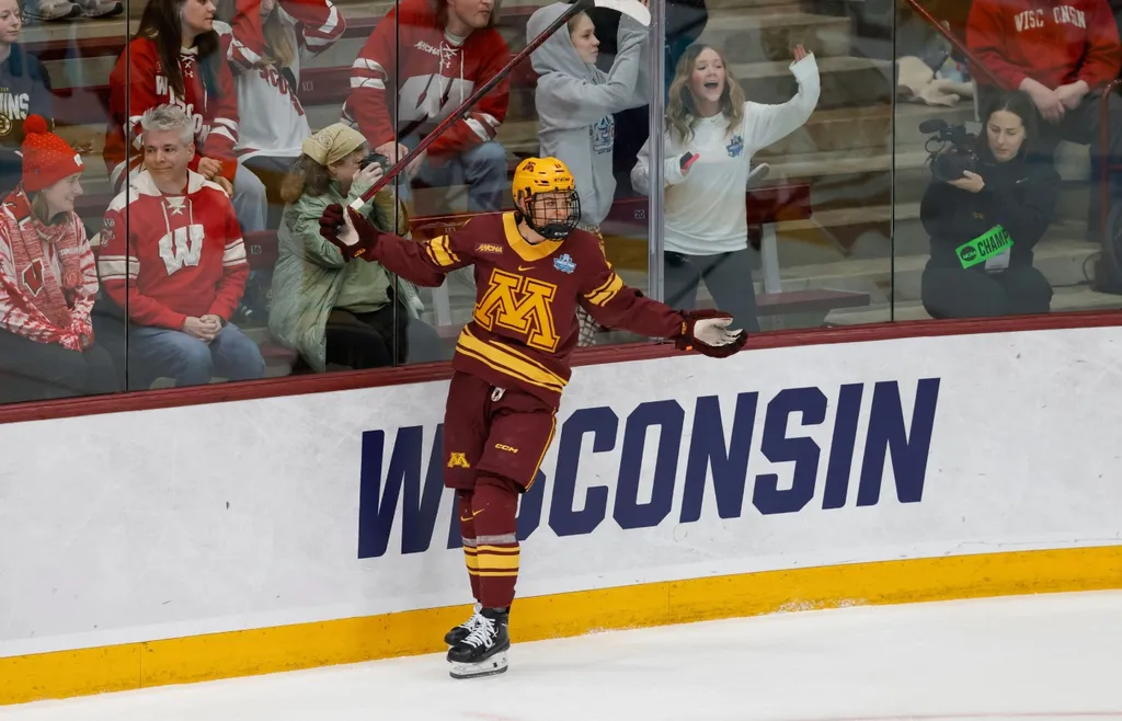 Josefin Bouveng efter att ha gjort mål mot Wisconsin i "Frozen Four".