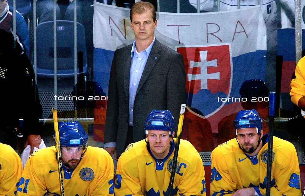 Bengt-Åke Gustafsson bakom Peter Forsberg, Mats Sundin och Tomas Holmström på bänken under Tre Kronors förlustmatch mot Slovakien