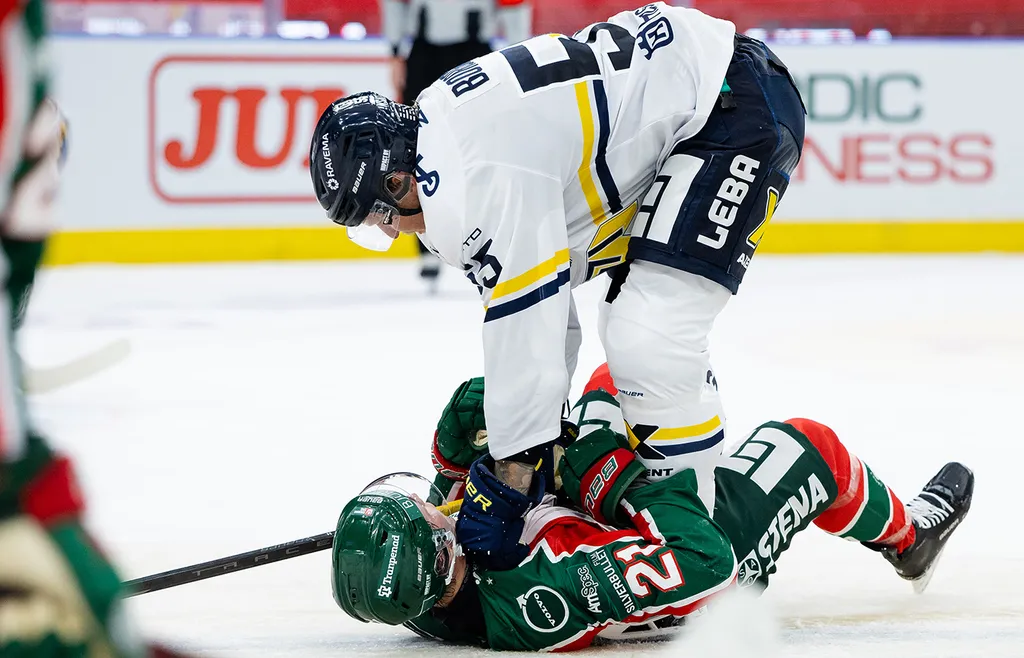 Andreas Borgman utvisades efter att han tryckte till Jere Innala