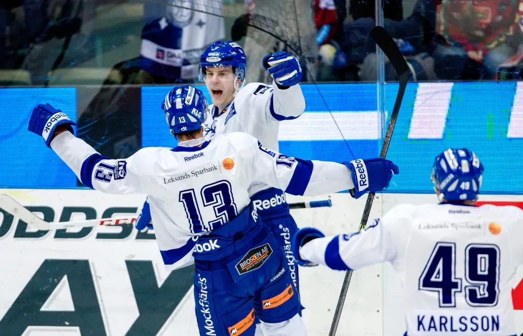 Leksands Jon Knuts och Patrik Hersley (h) jublar efter 0-2 under ishockeymatchen i SHL mellan Frölunda och Leksand den 6 mars 2014 i Göteborg