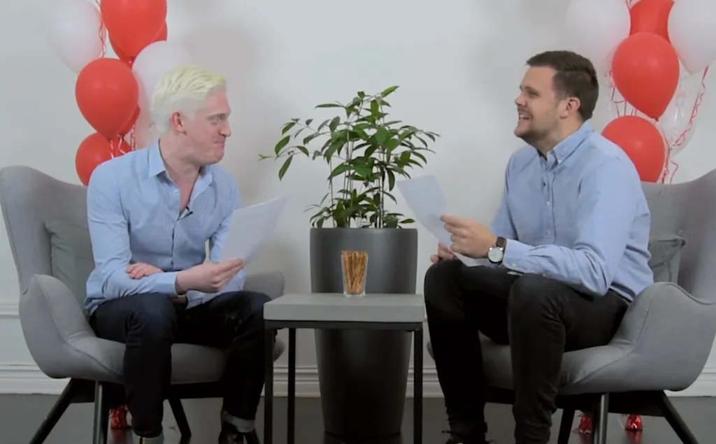 Humorprofilerna Niclas Norlindh och Jonatan Jonasson skrattar åt ett skämt i programmet "De som skrattar förlorar" på Newplays Youtube-kanal.