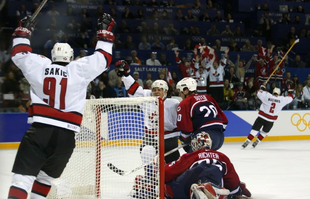 Joe Sakic firar ett mål i OS-finalen mot USA 2002