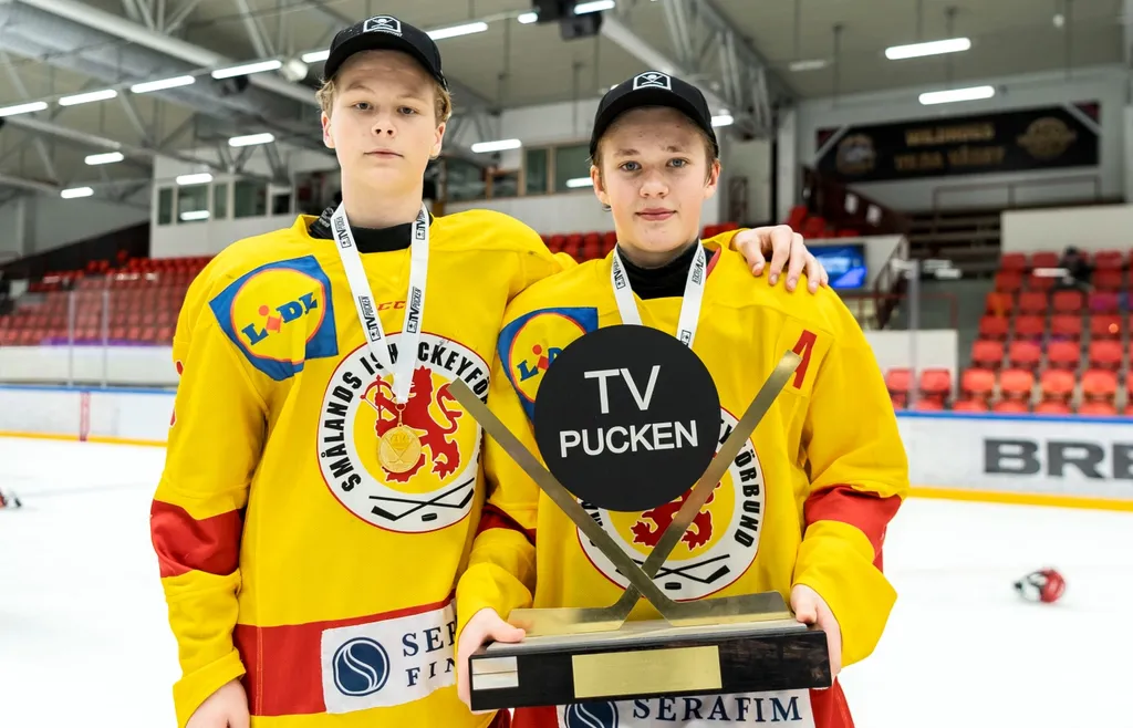 Vide Holmberg och Milo Helte jublar efter finalen i TV-Pucken Pojkar mellan Västerbotten och Småland den 3 november 2024 i Upplands Väsby