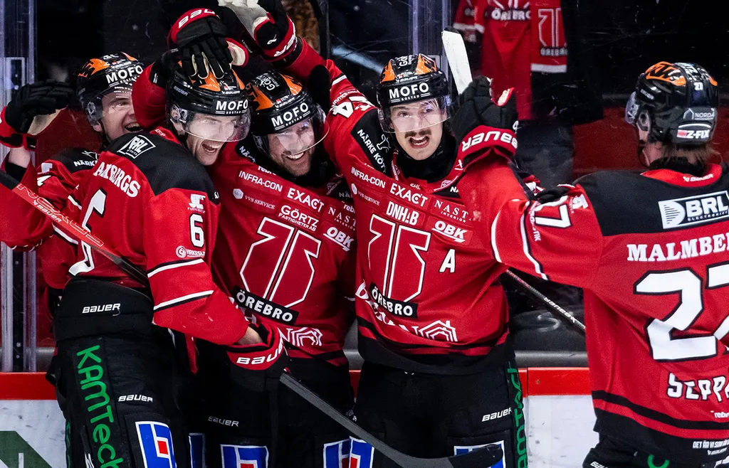 Örebro-spelarna jublar efter Ludvig Larssons avgörande 2–1-mål i torsdagsmötet med Linköping
