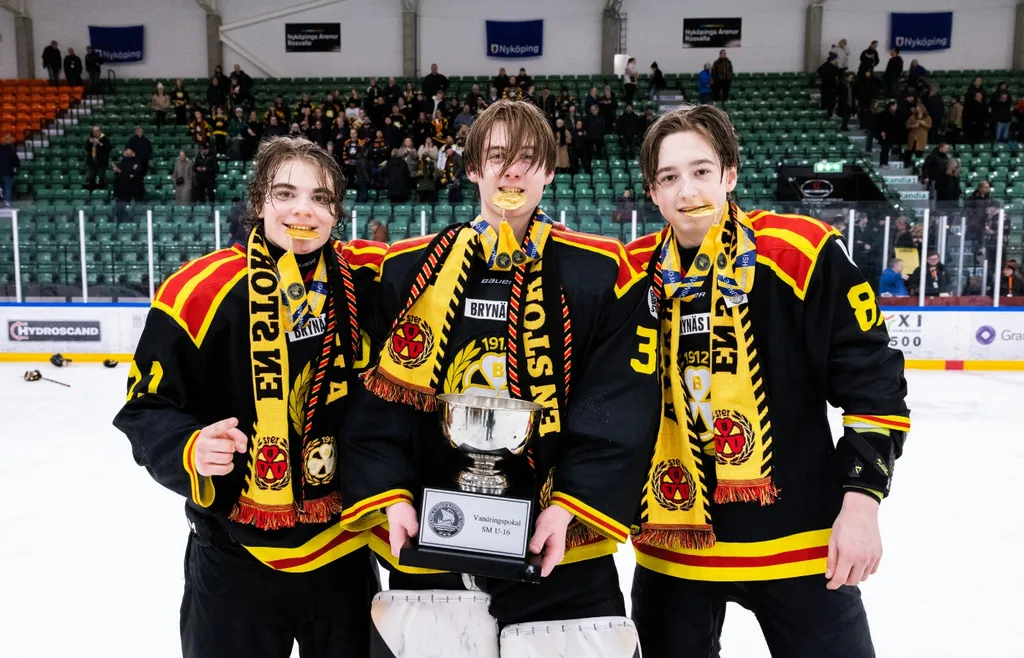 Michal Svrcek, William Forsberg och Gustav Hillström jublar efter finalen i ishockey i junior-SM för U16 mellan Brynäs och Täby den 7 april 2023 i Nyköping
