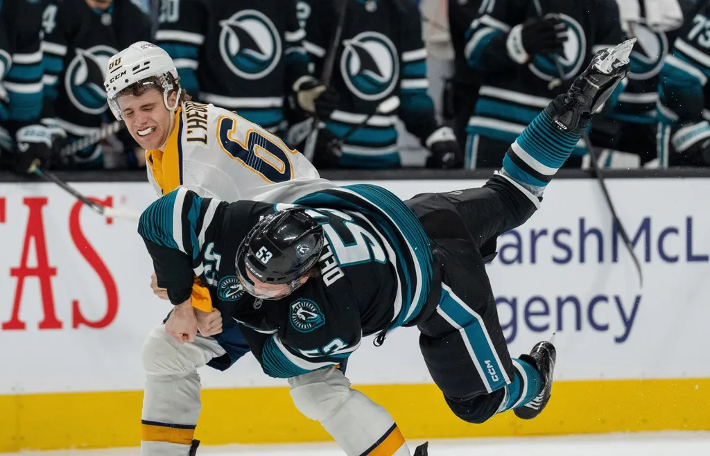 Zachary L'Heureux bidrar med en fysisk hockey för Nashville Predators