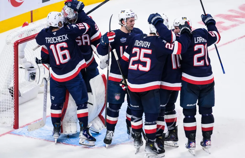 Amerikanerna firar segern mot Kanada i gruppspelsmötet med Kanada i 4 Nations