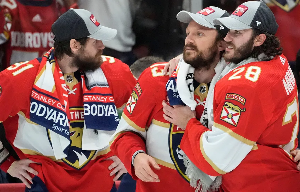 Oliver Ekman Larsson (vänster) efter match sju i Stanley Cup-finalen 2024.