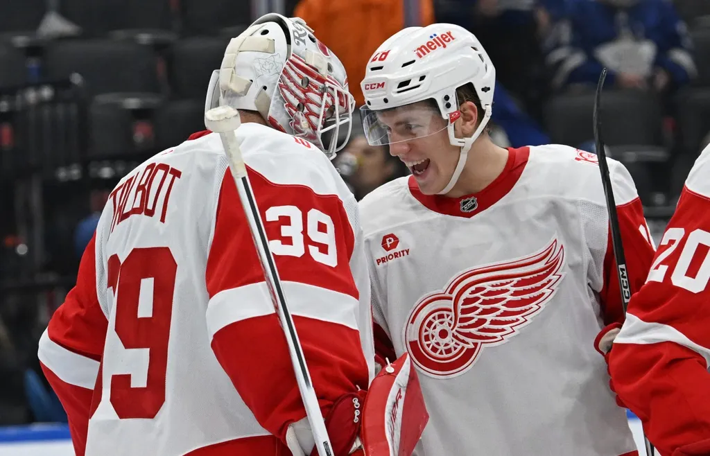 Michael Brandsegg -Nygård firar en seger under sin första sejour i NHL