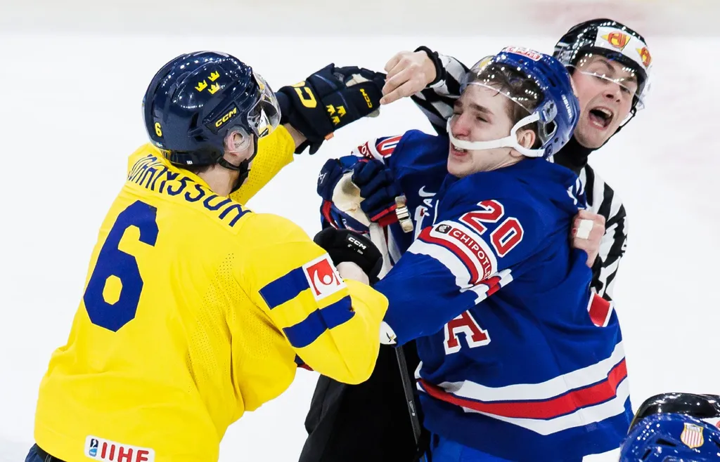 Lane Hutson i slagsmål med Anton Johansson i JVM-finalen i Göteborg 2024