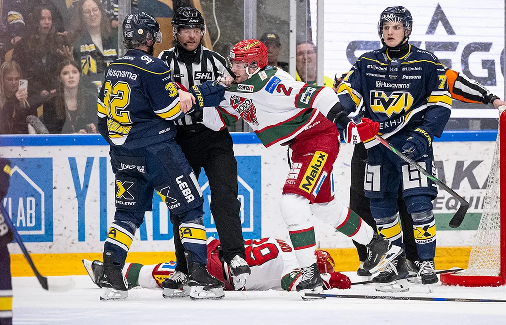 Oscar Engsund knuffade ner Mikkel Aagaard till isen