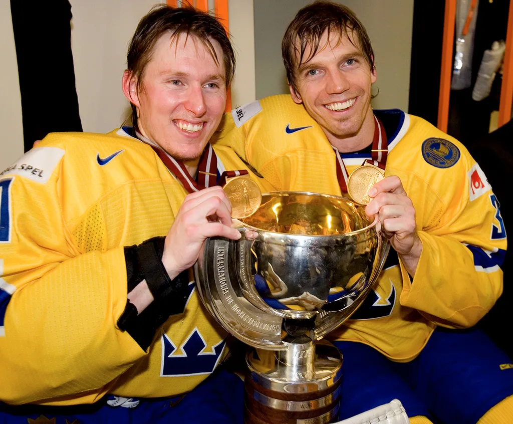 Johan Holmqvist och Mikael Samuelsson firar VM-guldet 2006