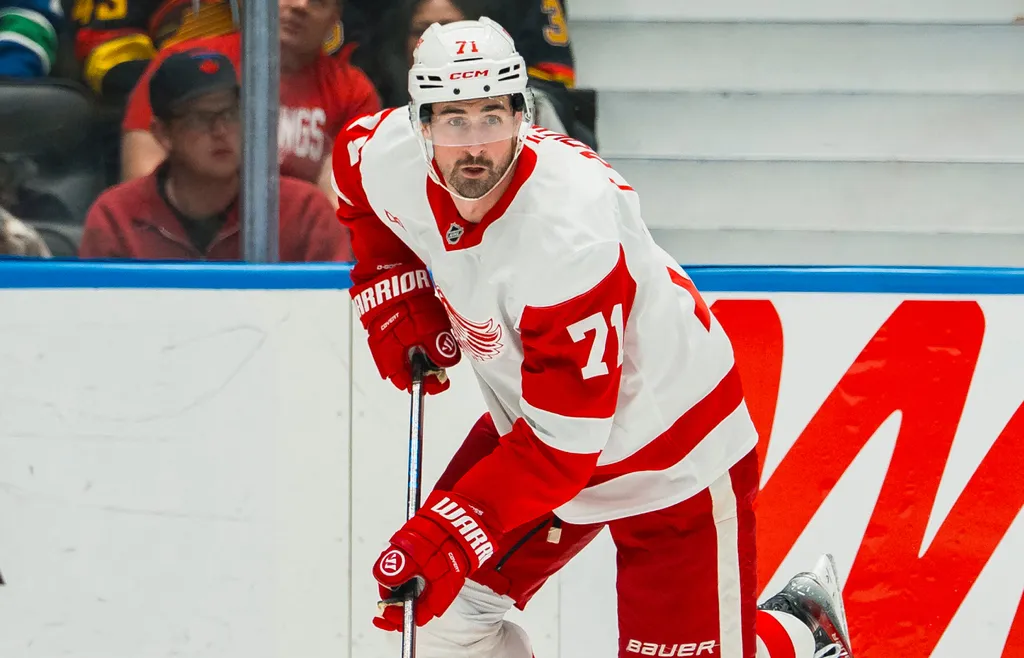 Dylan Larkin stängs av utan lön efter sitt beslut att bojkotta Detroit Red Wings. Foto: Bob Frid-Imagn Images