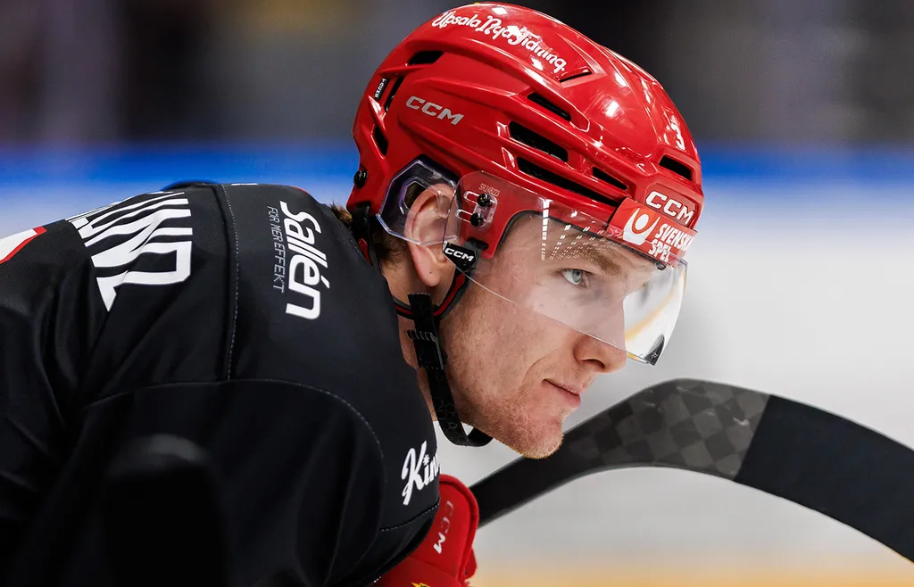 Edvin Hammarlund är klar för en fortsättning i Almtuna - men inleder säsongen i SHL. 