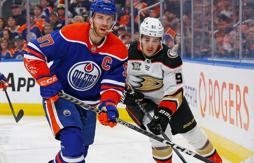 Leo Carlsson i en duell med Connor McDavid förra säsongen