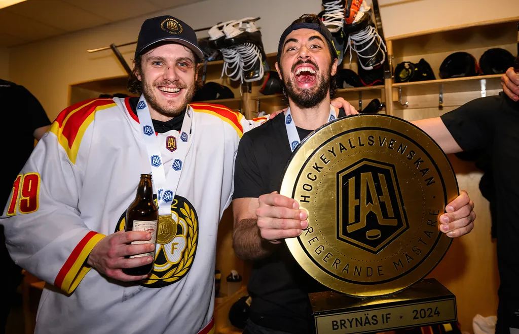Tyler Kelleher och Tyler Vesel firar Brynäs uppflyttning till SHL