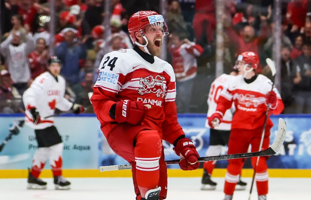 Nikolaj Ehlers jublar efter sitt mål mot Kanada i Danmarks kvartsfinalseger i hockey-VM