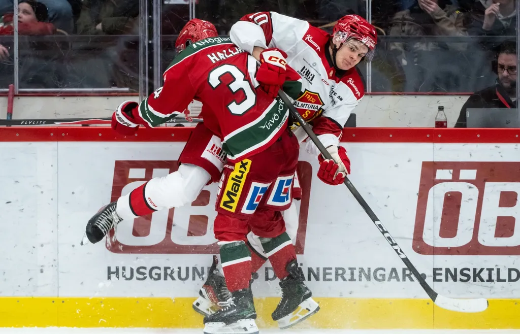 Modos Hugo Hallin och Almtunas Charlie Forslund under ishockeymatchen i Hockeyallsvenskan mellan Modo och Almtuna den 27 december 2025 i Örnsköldsvik