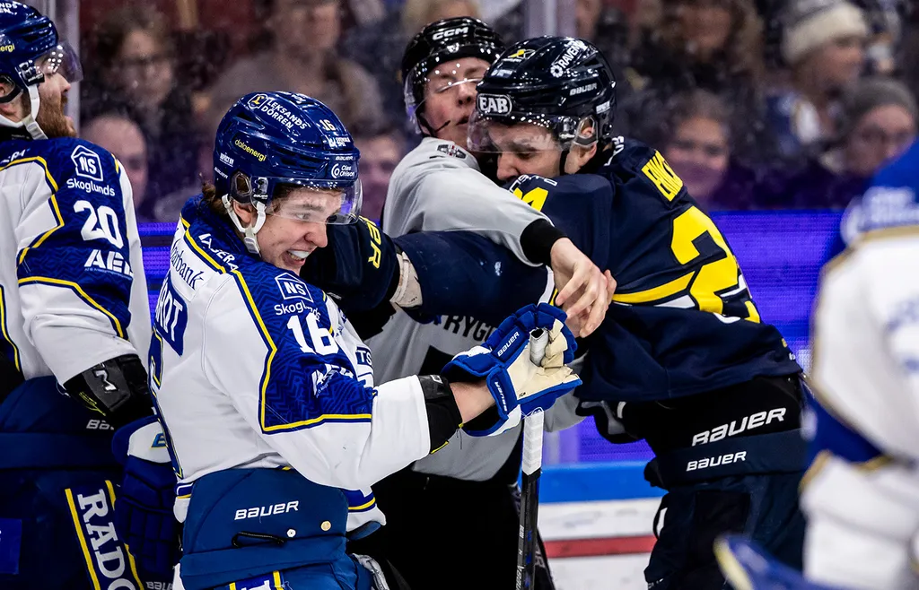 Leksands Rocky Langvardt och HV71:s Hampus Eriksson under mötet tidigare i mars