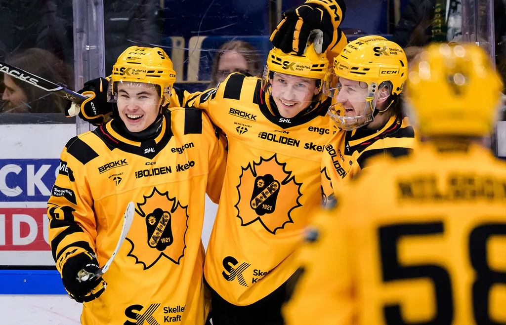 Viggo Nordlund (till vänster) är glad efter ett mål