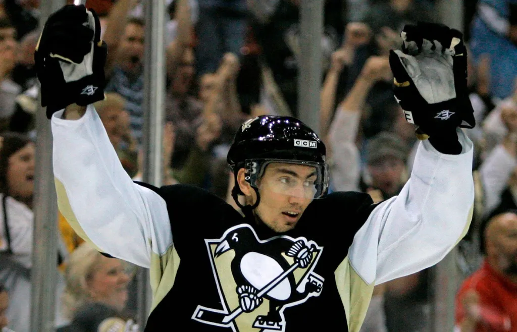 Miroslav Satan firar ett mål med Pittsburgh 2008