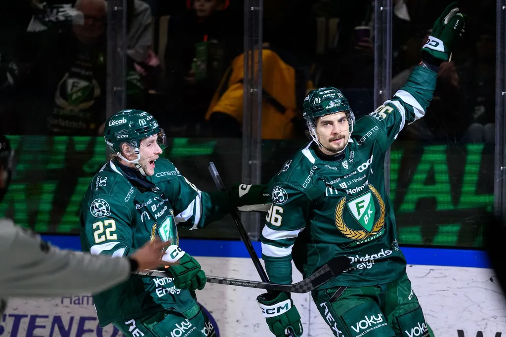 David Tomasek slog till