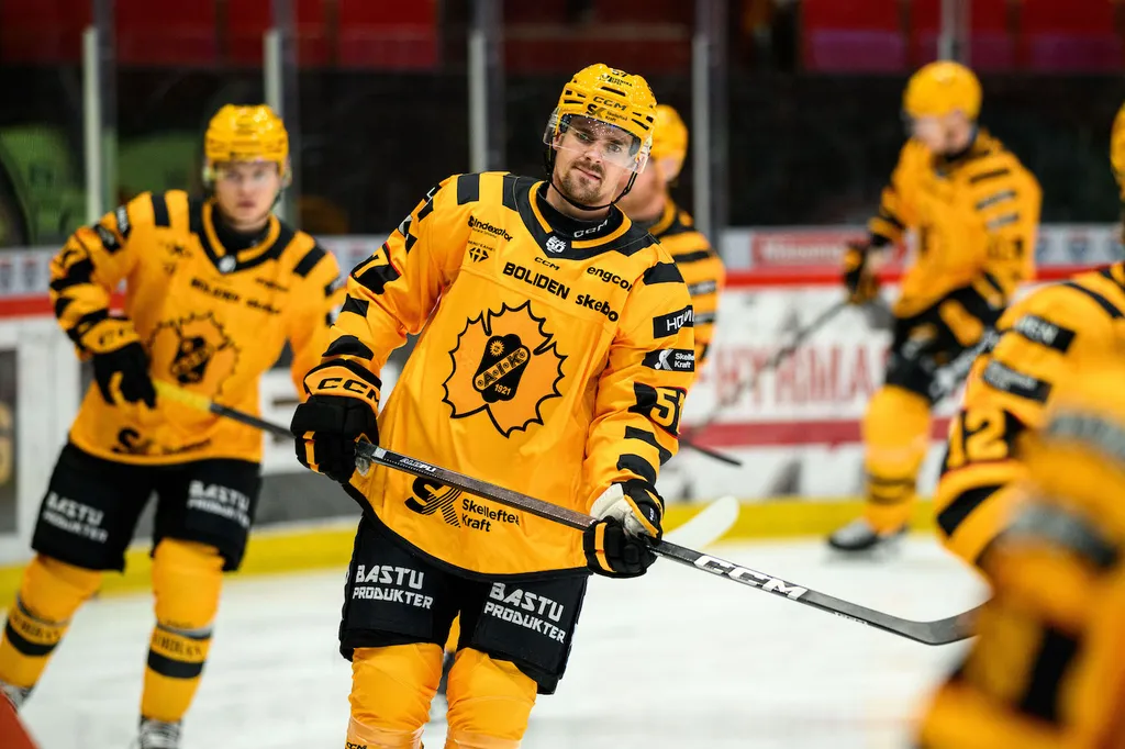 Emil Djuse petades i lördagsmatchen mot Brynäs