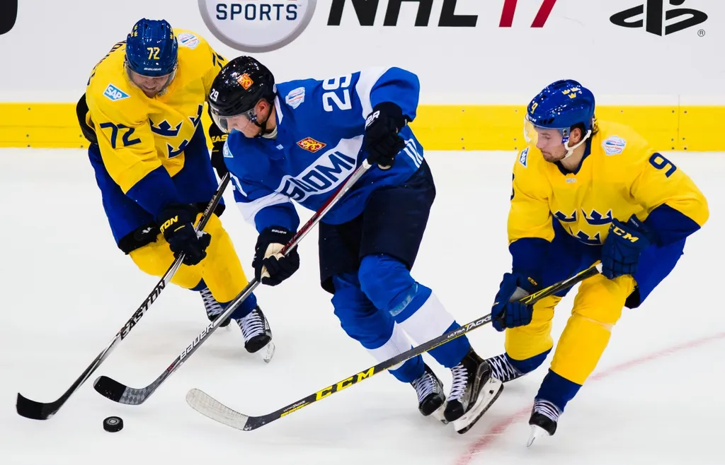 Patric Hörnqvist och Filip Forsberg försvarar sig mot Patrik Laine i en träningsmatch i Göteborg inför World Cup 2016