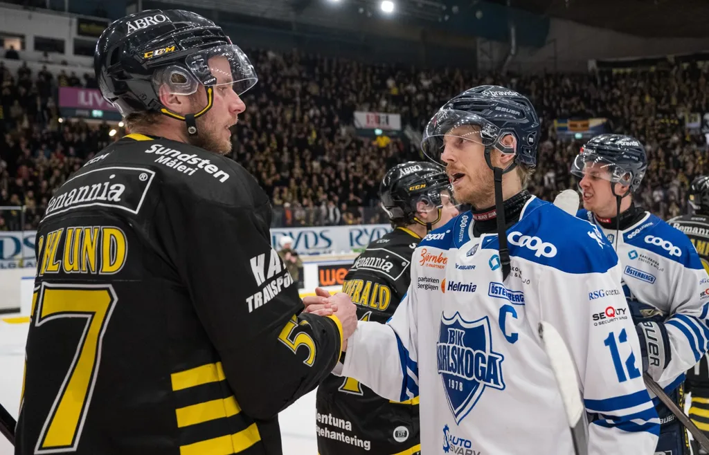AIKs Alfred Barklund och Karlskogas Gustaf Thorell efter semifinal sex i Hockeyallsvenskan