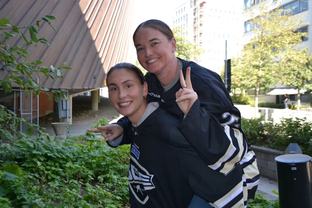 Vännerna Kassidy Suavé och Lovisa Berndtsson följdes åt