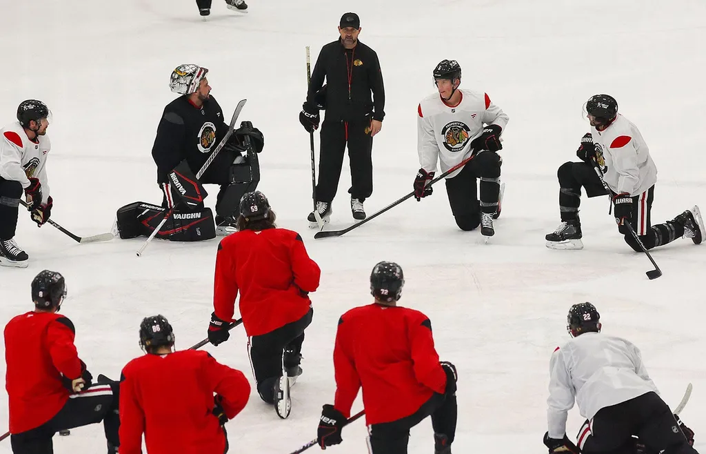 Här leder Anders Sörensen en träning med Chicago Blackhawks