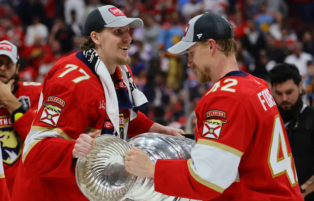 Niko Mikkola och Gustav Forsling med Stanley Cup-bucklan efter förra årets final