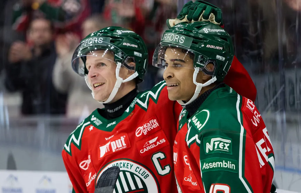 Max Westergård firar sitt mål mot Djurgården tillsammans med kedjekamraten Max Friberg.