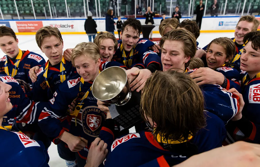 Spelarna i Växjö U16 lyfter bucklan